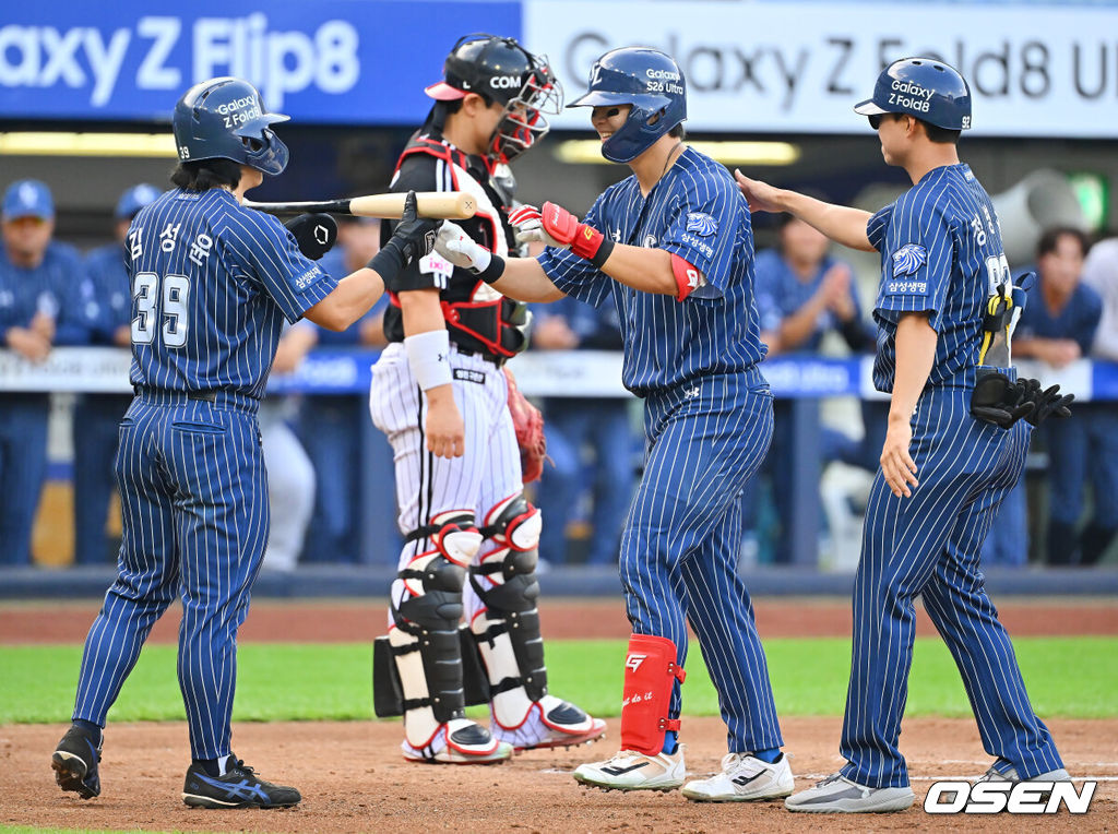 13일 대구삼성라이온즈파크에서 2026 신한 SOL KBO 리그 삼성 라이온즈와 LG 트윈스의 경기가 열렸다. 홈팀 삼성은 최원태가, 방문팀 LG는 임찬규가 선발 출전했다. 삼성 라이온즈 박승규가 1회말 1사 1루 좌월 2점 홈런을 치고 김성윤에게서 배트를 받고 있다. 2026.09.13 / foto0307@osen.co.kr