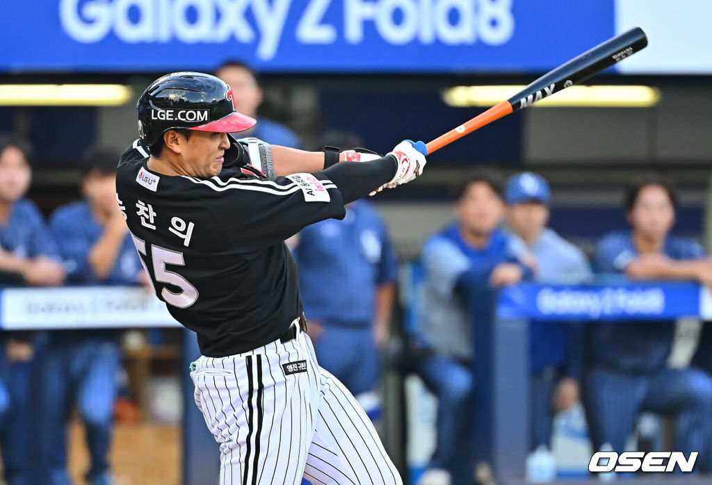 13일 대구삼성라이온즈파크에서 2026 신한 SOL KBO 리그 삼성 라이온즈와 LG 트윈스의 경기가 열렸다. 홈팀 삼성은 최원태가, 방문팀 LG는 임찬규가 선발 출전했다. LG 트윈스 송찬의가 3회초 2사 만루 좌익수 앞 2타점 안타를 치고 있다. 2026.09.13 / foto0307@osen.co.kr