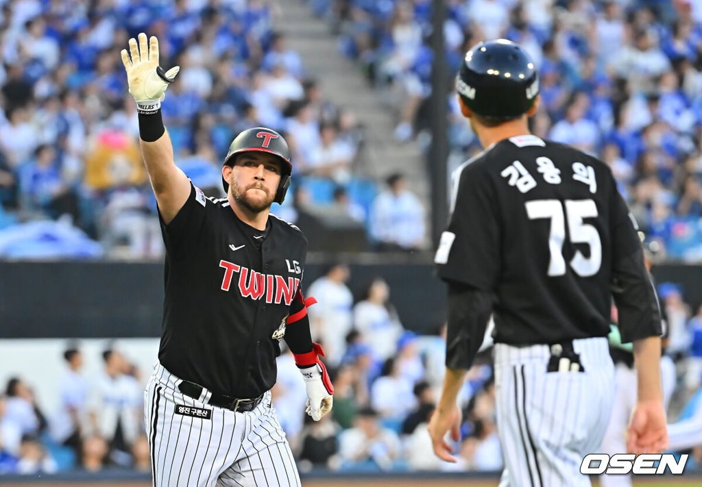 13일 대구삼성라이온즈파크에서 2026 신한 SOL KBO 리그 삼성 라이온즈와 LG 트윈스의 경기가 열렸다. 홈팀 삼성은 최원태가, 방문팀 LG는 임찬규가 선발 출전했다. LG 트윈스 오스틴이 4회초 2사 1,2루 좌월 3점 홈런을 치고 단일 시즌 역대 구단 최다 39호 홈런 기록을 세우고 세리머니를 하고 있다. 2026.09.13 / foto0307@osen.co.kr