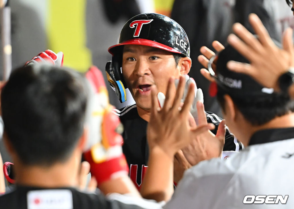 13일 대구삼성라이온즈파크에서 2026 신한 SOL KBO 리그 삼성 라이온즈와 LG 트윈스의 경기가 열렸다. 홈팀 삼성은 최원태가, 방문팀 LG는 임찬규가 선발 출전했다. LG 트윈스 오지환이 7회초 우월 솔로 홈런을 치고 하이파이브를 하고 있다. 2026.09.13 / foto0307@osen.co.kr