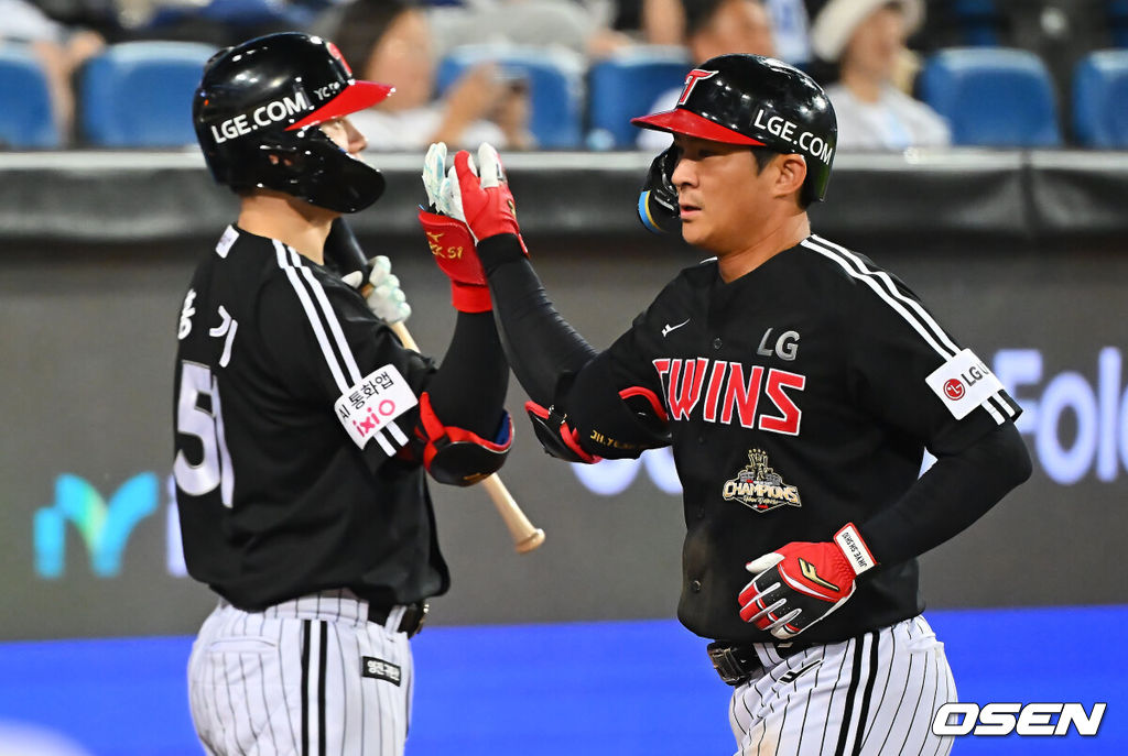 13일 대구삼성라이온즈파크에서 2026 신한 SOL KBO 리그 삼성 라이온즈와 LG 트윈스의 경기가 열렸다. 홈팀 삼성은 최원태가, 방문팀 LG는 임찬규가 선발 출전했다. LG 트윈스 오지환이 8회초 2사 3루 중월 2점 홈런을 치고 하이파이브를 하고 있다. 2026.09.13 / foto0307@osen.co.kr