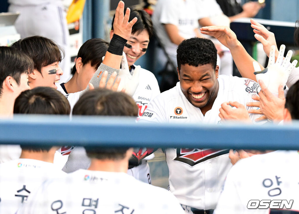 13일 서울 잠실야구장에서 2026 신한 SOL KBO리그 두산 베어스와 NC 다이노스의 경기가 열렸다.이날 두산은 최민석, NC는 토다가 선발로 나섰다.3회말 2사에서 두산 세베리노가 우월 솔로포를 날리며 동료선수들과 기뻐하고 있다. 2026.09.13 / jpnews@osen.co.kr