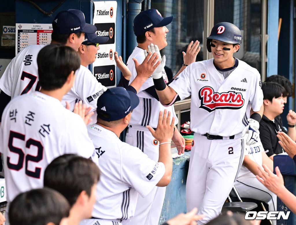 13일 서울 잠실야구장에서 2026 신한 SOL KBO리그 두산 베어스와 NC 다이노스의 경기가 열렸다.이날 두산은 최민석, NC는 토다가 선발로 나섰다.3회말 2사 2루에서 두산 김민석이 우월 투런포를 날리고 김원형 감독을 비롯한 코칭스태프와 하이파이브를 하고 있다. 2026.09.13 / jpnews@osen.co.kr
