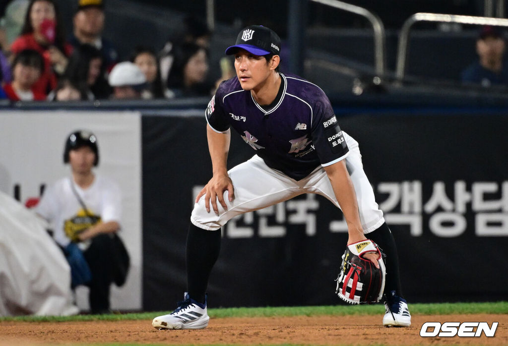 13일 수원 KT위즈파크에서 2026 신한 SOL KBO리그 KT 위즈와 롯데 자이언츠의 경기가 열렸다.이날 KT는 소형준, 롯데는 나균안을 선발로 내세웠다.7회초 KT 3루수 황재균이 수비를 준비하고 있다. 2026.09.13 /cej@osen.co.kr