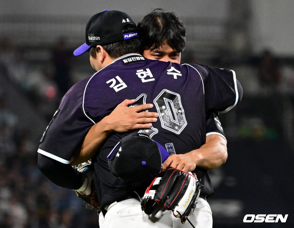 13일 수원 KT위즈파크에서 2026 신한 SOL KBO리그 KT 위즈와 롯데 자이언츠의 경기가 열렸다.이날 KT는 소형준, 롯데는 나균안을 선발로 내세웠다.7회초 KT 3루수 황재균이 교체되며 김현수와 인사를 나누고 있다. 2026.09.13 /cej@osen.co.kr