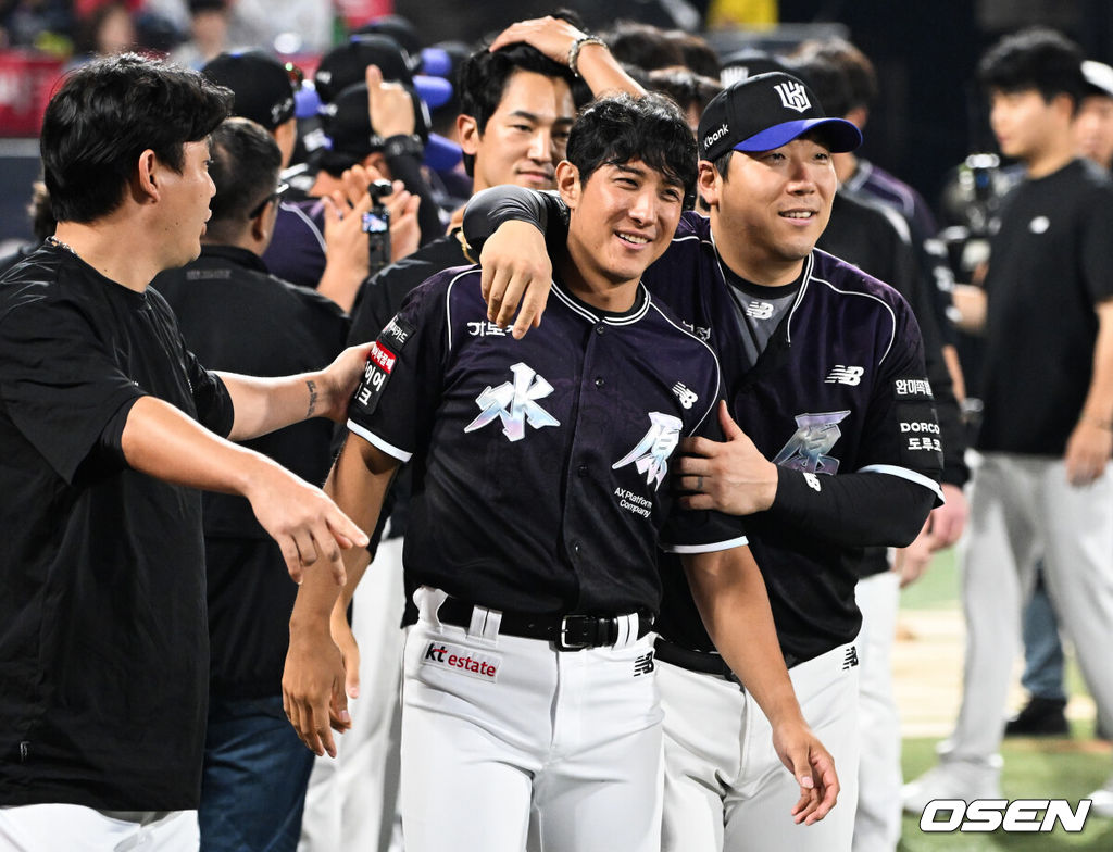 우승 캡틴 황재균의 기운을 등에 업은 1위 KT 위즈가 6연승에 성공했다. 프로야구 KT 위즈는 13일 수원KT위즈파크에서 열린 2026 신한 SOL KBO리그 롯데 자이언츠와의 시즌 13차전에서 5-2로 승리했다. KT 황재균이 김현수와 승리를 기뻐하고 있다. 2026.09.13 /cej@osen.co.kr