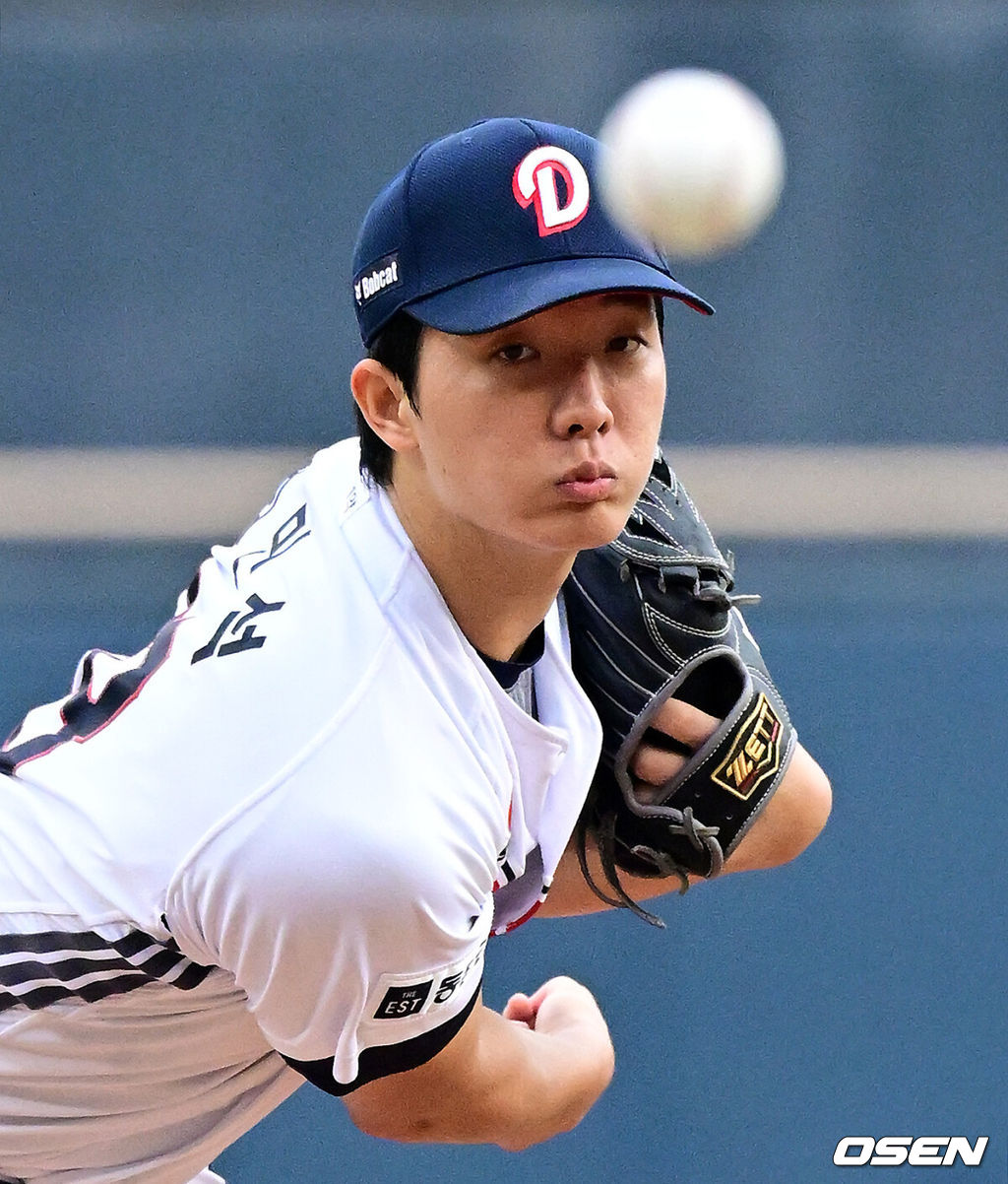 13일 서울 잠실야구장에서 2026 신한 SOL KBO리그 두산 베어스와 NC 다이노스의 경기가 열렸다.이날 두산은 최민석, NC는 토다가 선발로 나섰다.1회초 두산 최민석이 역투하고 있다. 2026.09.13 / jpnews@osen.co.kr