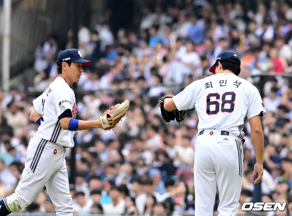 13일 서울 잠실야구장에서 2026 신한 SOL KBO리그 두산 베어스와 NC 다이노스의 경기가 열렸다.이날 두산은 최민석, NC는 토다가 선발로 나섰다.1회초 2사에서 두산 정수빈이 NC 박민우의 중견수 플라이를 슬라이딩 캐치하며 최민석과 하이파이브를 하고 있다. 2026.09.13 / jpnews@osen.co.kr
