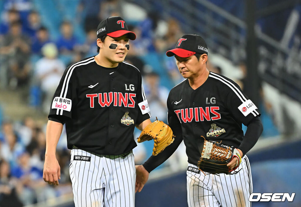 13일 대구삼성라이온즈파크에서 2026 신한 SOL KBO 리그 삼성 라이온즈와 LG 트윈스의 경기가 열렸다. 홈팀 삼성은 최원태가, 방문팀 LG는 임찬규가 선발 출전했다. LG 트윈스 임찬규가 7회말 2사 삼성 라이온즈 김지찬을 유격수 땅볼로 잡고 오지환에게 감사하고 있다. 2026.09.13 / foto0307@osen.co.kr