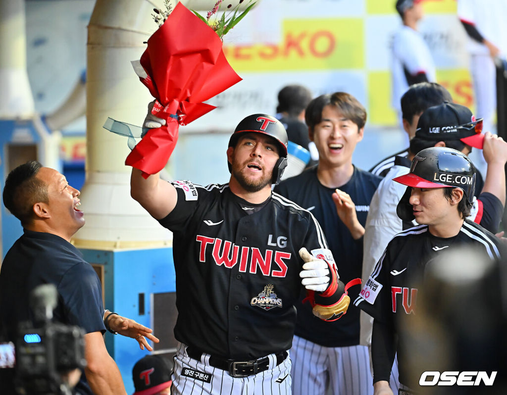 13일 대구삼성라이온즈파크에서 2026 신한 SOL KBO 리그 삼성 라이온즈와 LG 트윈스의 경기가 열렸다. 홈팀 삼성은 최원태가, 방문팀 LG는 임찬규가 선발 출전했다. LG 트윈스 오스틴이 4회초 2사 1,2루 좌월 3점 홈런을 치고 단일 시즌 역대 구단 최다 39호 홈런 기록을 세우고 축하 꽃다발을 들고 기뻐하고 있다. 2026.09.13 / foto0307@osen.co.kr