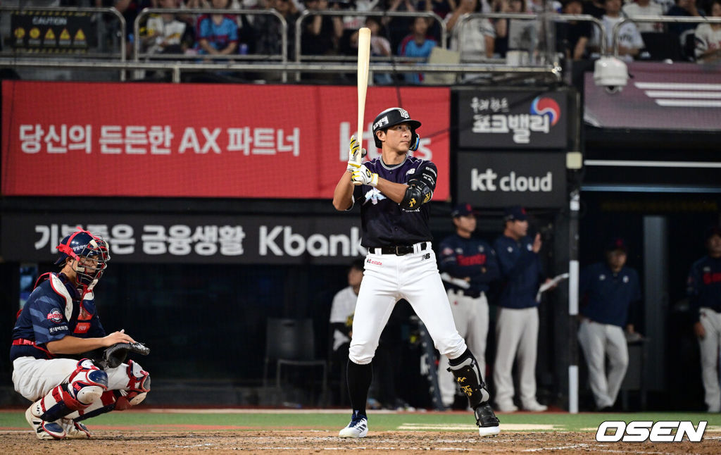 13일 수원 KT위즈파크에서 2026 신한 SOL KBO리그 KT 위즈와 롯데 자이언츠의 경기가 열렸다.이날 KT는 소형준, 롯데는 나균안을 선발로 내세웠다.6회말 1사에서 KT 황재균이 타석에 들어서고 있다. 2026.09.13 /cej@osen.co.kr