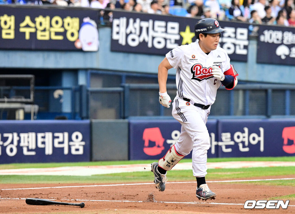 13일 서울 잠실야구장에서 2026 신한 SOL KBO리그 두산 베어스와 NC 다이노스의 경기가 열렸다.이날 두산은 최민석, NC는 토다가 선발로 나섰다.2회말 무사에서 두산 양의지가 좌전 안타를 날리고 1루로 향하고 있다. 2026.09.13 / jpnews@osen.co.kr