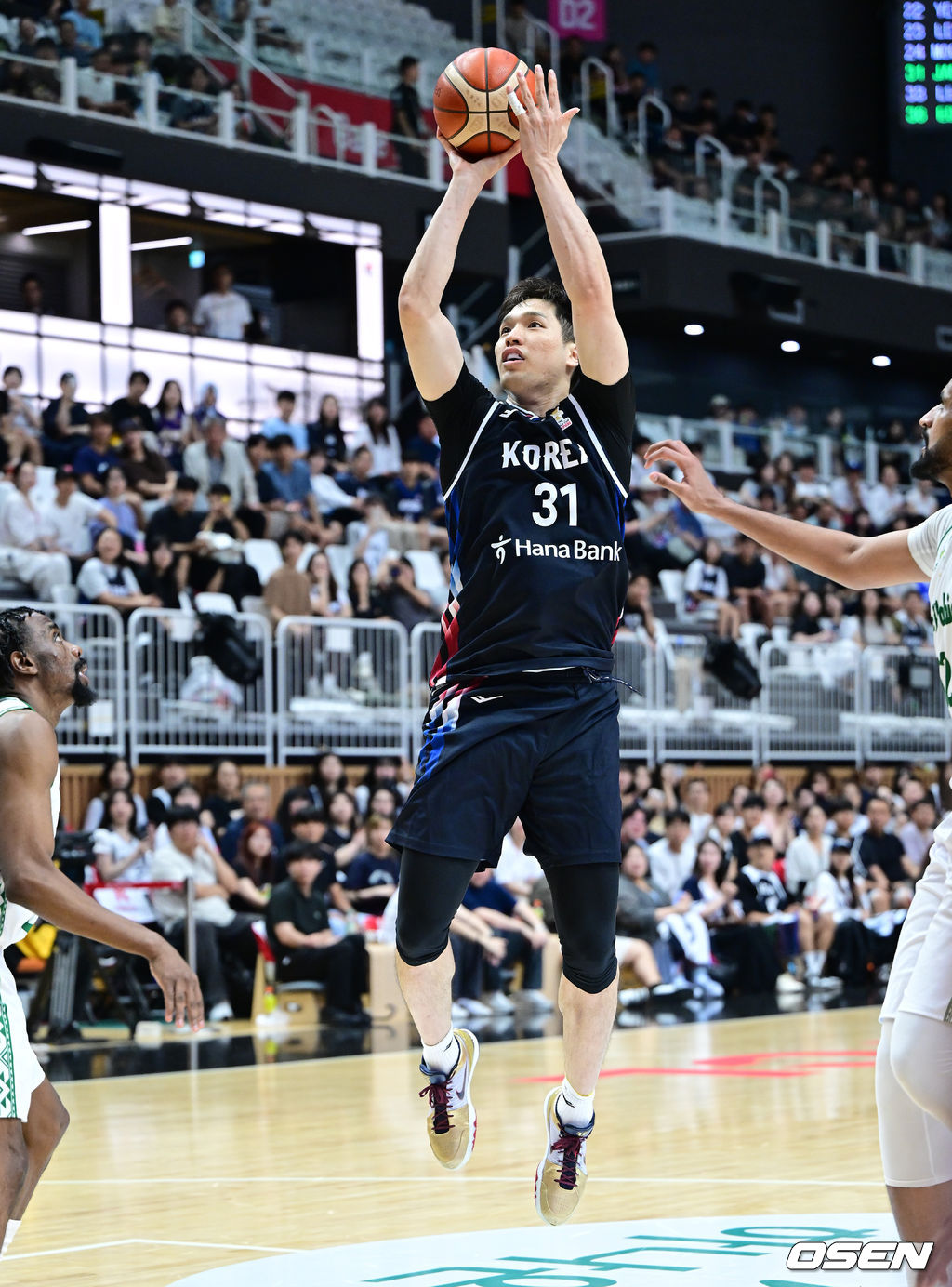 대한민국 남자농구 대표팀이 31일 오후 경기도 수원 KT 소닉붐 아레나에서 ‘2027 FIBA 농구 월드컵 아시아 예선’ F조 윈도우4 사우디아라비아와 맞대결을 펼쳤다.이번 월드컵 예선에서 3승 4패를 기록 중인 한국은 남은 경기에서 최대한 승수를 챙겨야 월드컵 본선 티켓을 따낼 수 있는 힘든 상황에 놓였다.1쿼터, 한국 장재석이 슛을 시도하고 있다. 2026.08.31 / dreamer@osen.co.kr