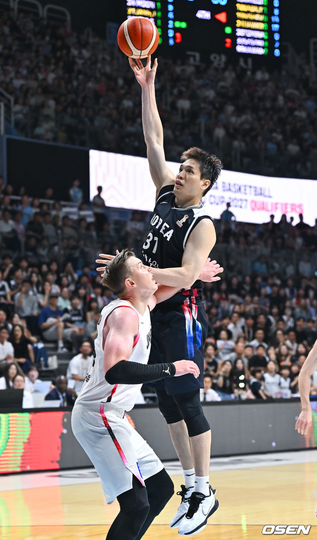6일 오후 경기도 고양 소노 아레나에서 ’2027 FIBA 농구월드컵’ 아시아지역 윈도우 B조 6차전 대한민국과 일본의 경기가 열렸다.니콜라스 마줄스 감독이 이끄는 한국 남자농구대표팀(2승3패)은 일본(4승1패)을 반드시 잡아야 한다. 일본을 못 이기면 한국은 탈락이다.4쿼터 장재석이 훅슛을 성공시키고 있다.       2026.07.06 / soul1014@osen.co.kr