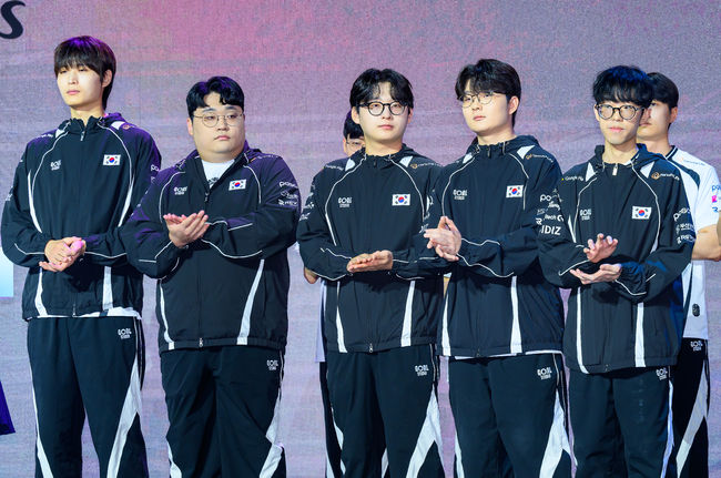 25일 오후 서울 상암동 큐브컨벤션센터에서 2026 아이치-나고야 아시안게임 대한민국 e스포츠 국가대표 출정식이 진행됐다.2026 아이치·나고야 아시안게임은 오는 9월19일부터 10월4일까지 일본 아이치현과 나고야시 일대에서 열린다. 이 가운데 e스포츠 경기는 9월23일부터 10월2일까지 아이치 스카이 엑스포에서 진행된다.배틀 그라운드 모바일 김준하, 박상철, 송수안, 전현빈, 정유찬이 포즈를 취하고 있다.   2026.08.25 / soul1014@osen.co.kr