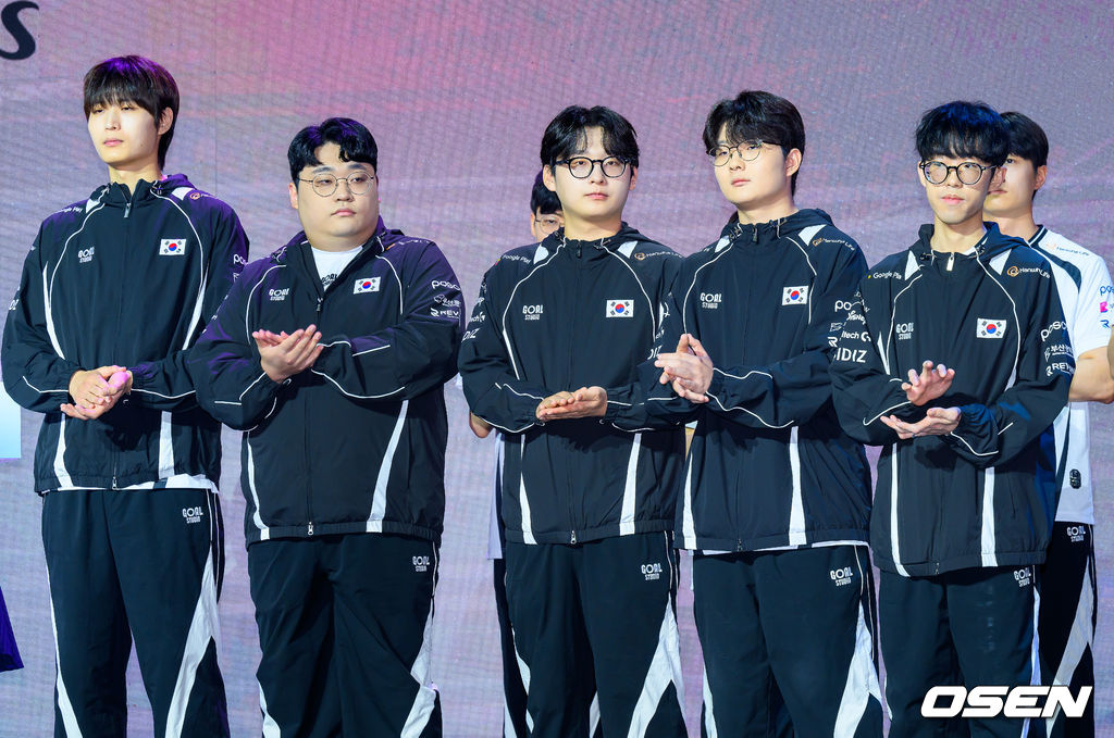 25일 오후 서울 상암동 큐브컨벤션센터에서 2026 아이치-나고야 아시안게임 대한민국 e스포츠 국가대표 출정식이 진행됐다.2026 아이치·나고야 아시안게임은 오는 9월19일부터 10월4일까지 일본 아이치현과 나고야시 일대에서 열린다. 이 가운데 e스포츠 경기는 9월23일부터 10월2일까지 아이치 스카이 엑스포에서 진행된다.배틀 그라운드 모바일 김준하, 박상철, 송수안, 전현빈, 정유찬이 포즈를 취하고 있다. 2026.08.25 / soul1014@osen.co.kr
