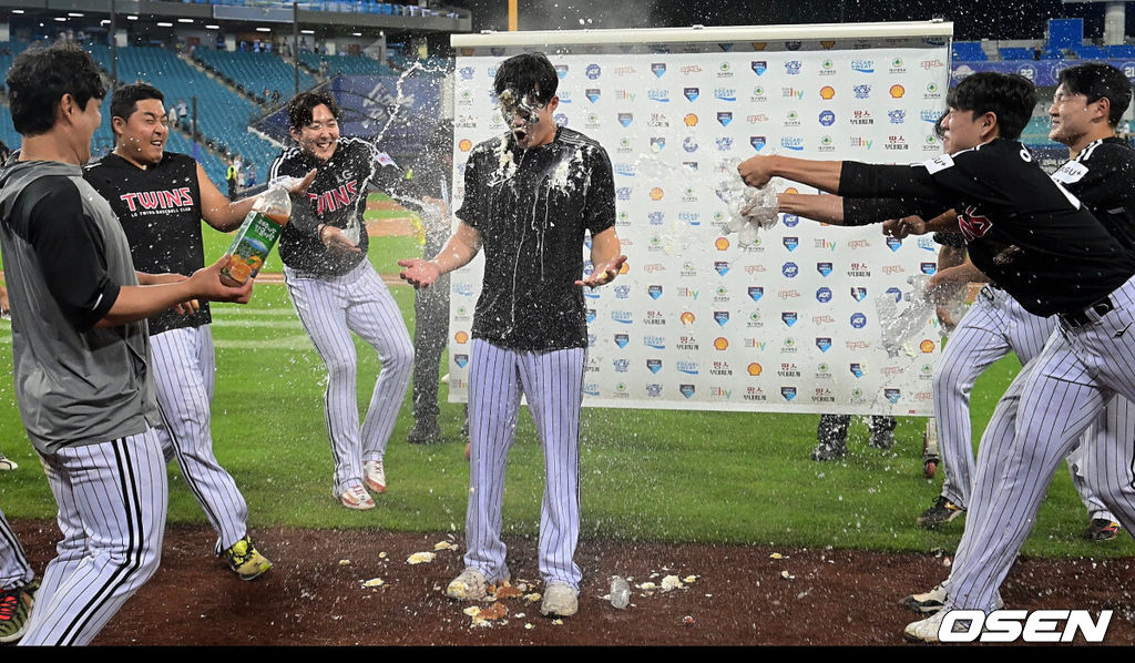 13일 대구삼성라이온즈파크에서 2026 신한 SOL KBO 리그 삼성 라이온즈와 LG 트윈스의 경기가 열렸다. 홈팀 삼성은 최원태가, 방문팀 LG는 임찬규가 선발 출전했다. LG 트윈스 임찬규가 개인 통산 100승 기록을 세우고 방송 인터뷰를 마친 후 동료들의 축하 물세례를 받고 있다. 2026.09.13 / foto0307@osen.co.kr