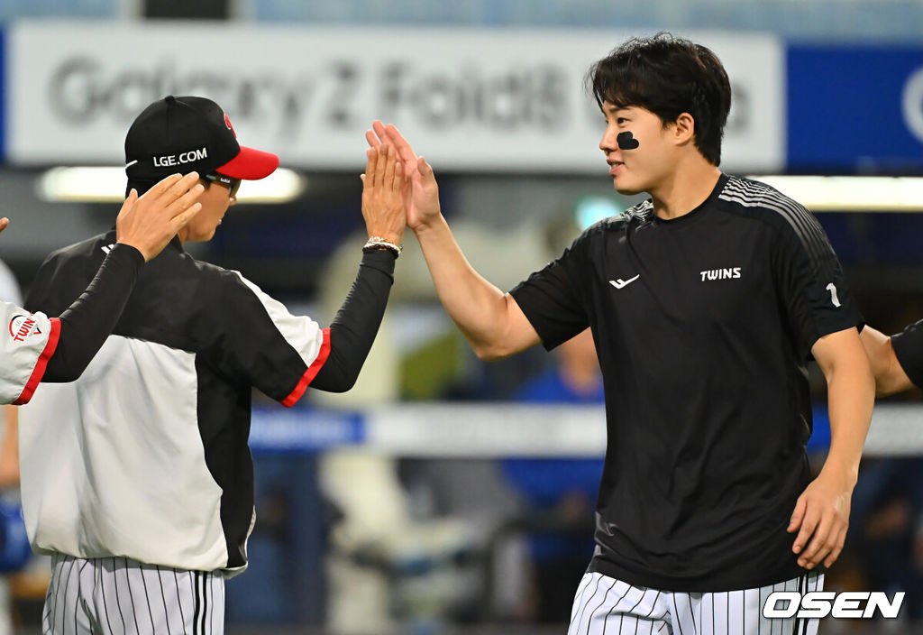 13일 대구삼성라이온즈파크에서 2026 신한 SOL KBO 리그 삼성 라이온즈와 LG 트윈스의 경기가 열렸다. 홈팀 삼성은 최원태가, 방문팀 LG는 임찬규가 선발 출전했다. LG 트윈스 임찬규가 개인 통산 100승 기록을 세우고 염경엽 감독과 하이파이브를 하고 있다. 2026.09.13 / foto0307@osen.co.kr