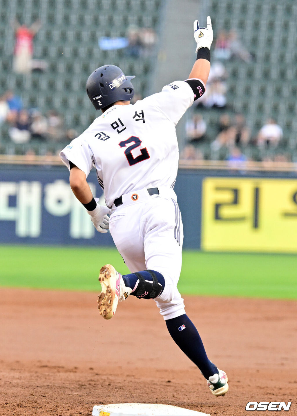 13일 서울 잠실야구장에서 2026 신한 SOL KBO리그 두산 베어스와 NC 다이노스의 경기가 열렸다.이날 두산은 최민석, NC는 토다가 선발로 나섰다.3회말 2사 2루에서 두산 김민석이 우월 투런포를 날리고 있다. 2026.09.13 / jpnews@osen.co.kr