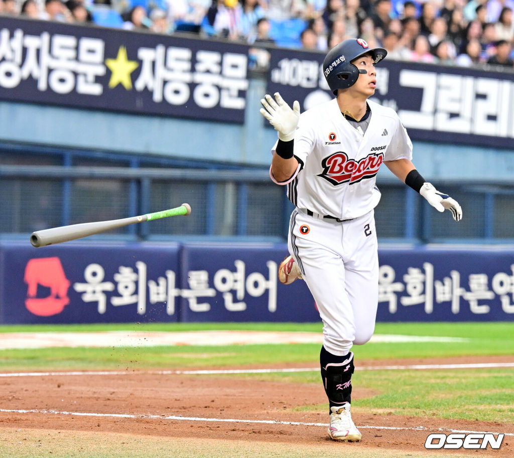 13일 서울 잠실야구장에서 2026 신한 SOL KBO리그 두산 베어스와 NC 다이노스의 경기가 열렸다.이날 두산은 최민석, NC는 토다가 선발로 나섰다.3회말 2사 2루에서 두산 김민석이 우월 투런포를 날리고 있다. 2026.09.13 / jpnews@osen.co.kr