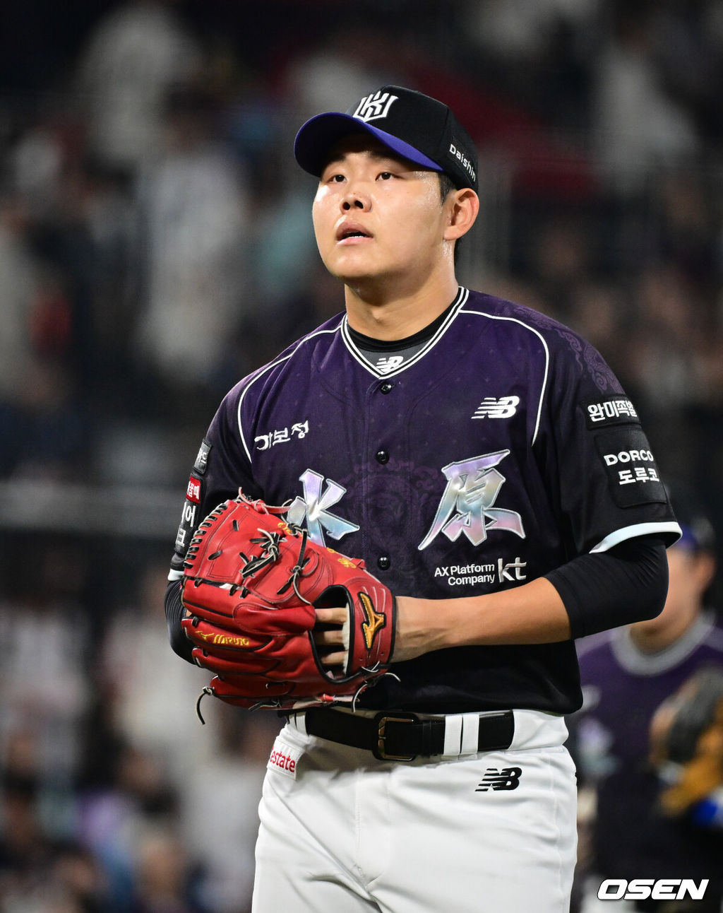 13일 수원 KT위즈파크에서 2026 신한 SOL KBO리그 KT 위즈와 롯데 자이언츠의 경기가 열렸다.이날 KT는 소형준, 롯데는 나균안을 선발로 내세웠다.6회초 이닝을 마친 KT 소형준이 더그아웃으로 향하고 있다. 2026.09.13 /cej@osen.co.kr