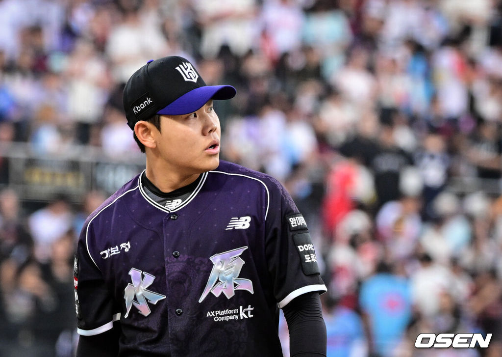 13일 수원 KT위즈파크에서 2026 신한 SOL KBO리그 KT 위즈와 롯데 자이언츠의 경기가 열렸다.이날 KT는 소형준, 롯데는 나균안을 선발로 내세웠다.4회초 삼자범퇴로 이닝을 마친 KT 소형준이 더그아웃으로 향하고 있다. 2026.09.13 /cej@osen.co.kr