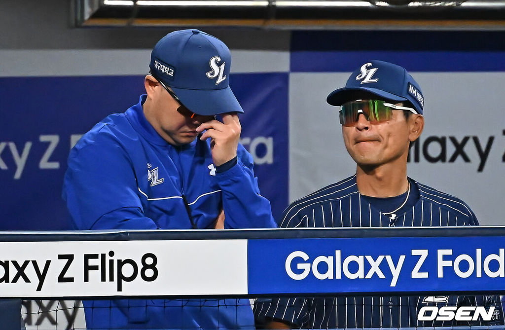 13일 대구삼성라이온즈파크에서 2026 신한 SOL KBO 리그 삼성 라이온즈와 LG 트윈스의 경기가 열렸다. 홈팀 삼성은 최원태가, 방문팀 LG는 임찬규가 선발 출전했다. 삼성 라이온즈 박진만 감독이 패색이 짙어지자 고개를 떨구고 있다. 2026.09.13 / foto0307@osen.co.kr