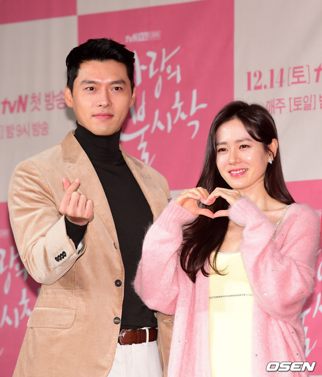 9일 오후 서울 광화문 포시즌스호텔에서 tvN 새 토일드라마 ‘사랑의 불시착’ 제작발표회가 열렸다.‘사랑의 불시착’은 어느 날 돌풍과 함께 패러글라이딩 사고로 북한에 불시착한 재벌 상속녀 윤세리(손예진 분)와 그녀를 숨기고 지키다 사랑하게 되는 북한 장교 리정혁(현빈 분)의 절대 극비 로맨스다.배우 현빈, 손예진이 포토타임을 하고 있다. /jpnews@osen.co.kr