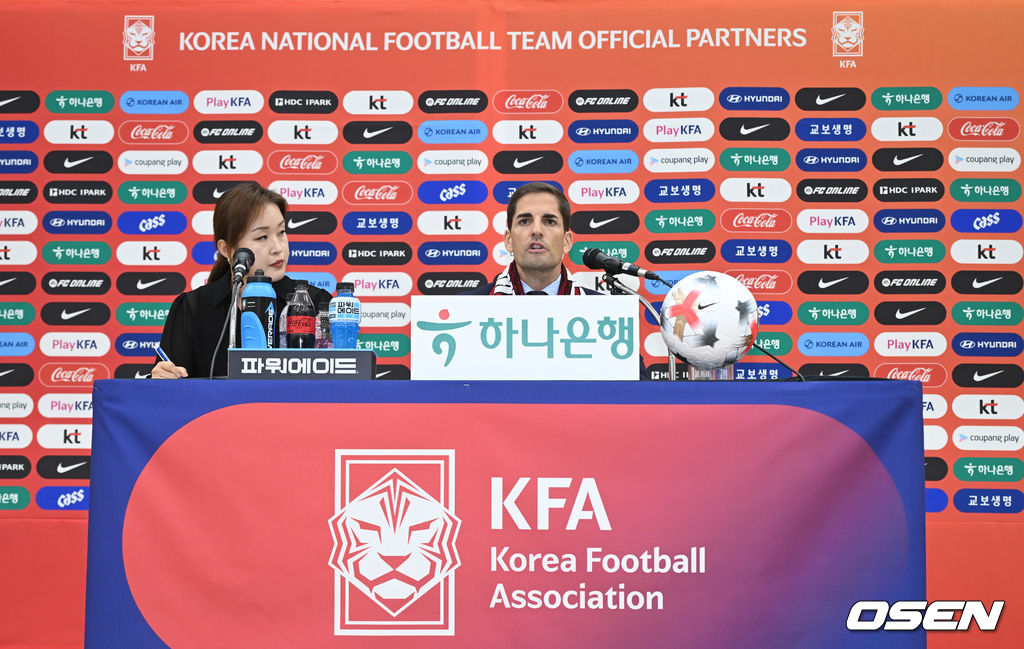 로베르트 모레노 감독 취임 및 하나은행 초청 축구국가대표팀 친선경기 명단발표 기자회견이 14일 오후 천안 코리아풋볼파크 스타디움 대강당에서 열렸다.로베르트 모레노(49) 대한민국 축구대표팀 임시 감독의 계약 기간은 오는 11월 27일까지다. 9월과 10월 4경기, 11월 2경기 등 단 6차례의 A매치에서 자신을 증명해야 한다. 성적과 경기 내용에 따라 내년 1월 열리는 2027 아시아축구연맹(AFC) 아시안컵까지 계약이 연장될 수 있다.모레노 감독이 취재진 질문에 답변을 하고 있다. 2026.09.14 /cej@osen.co.kr