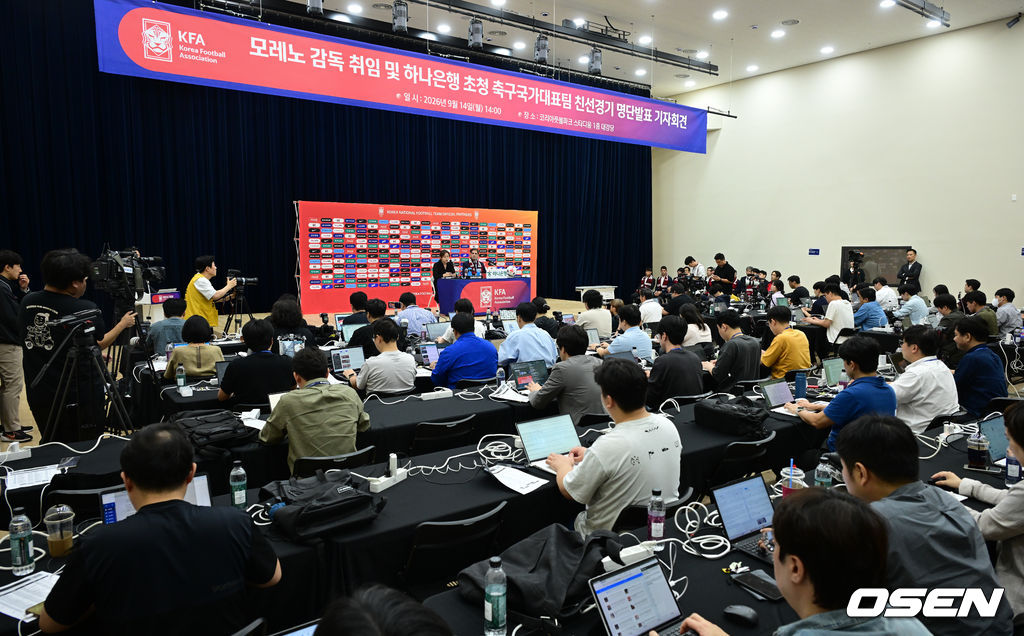 로베르트 모레노 감독 취임 및 하나은행 초청 축구국가대표팀 친선경기 명단발표 기자회견이 14일 오후 천안 코리아풋볼파크 스타디움 대강당에서 열렸다.로베르트 모레노(49) 대한민국 축구대표팀 임시 감독의 계약 기간은 오는 11월 27일까지다. 9월과 10월 4경기, 11월 2경기 등 단 6차례의 A매치에서 자신을 증명해야 한다. 성적과 경기 내용에 따라 내년 1월 열리는 2027 아시아축구연맹(AFC) 아시안컵까지 계약이 연장될 수 있다.모레노 감독이 취재진 질문에 답변을 하고 있다. 2026.09.14 /cej@osen.co.kr