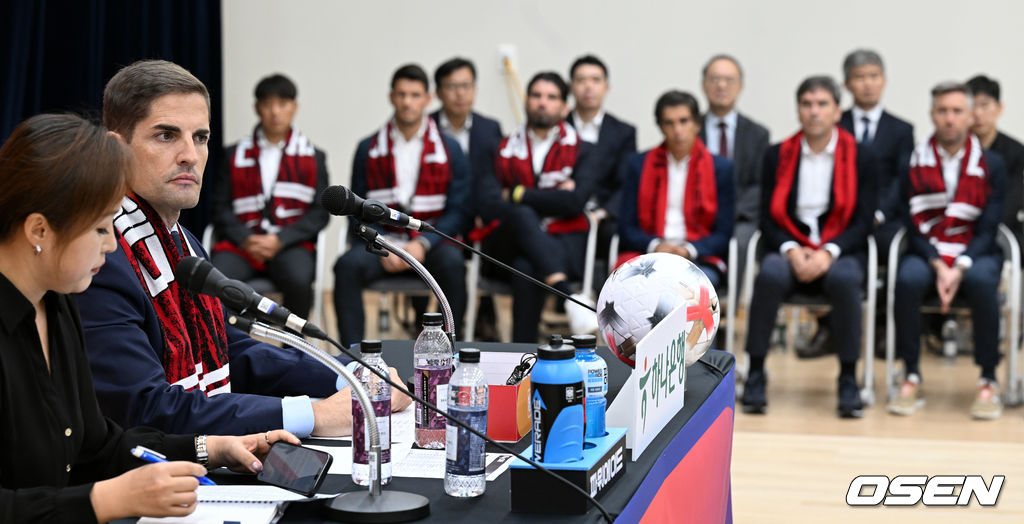 로베르트 모레노 감독 취임 및 하나은행 초청 축구국가대표팀 친선경기 명단발표 기자회견이 14일 오후 천안 코리아풋볼파크 스타디움 대강당에서 열렸다.로베르트 모레노(49) 대한민국 축구대표팀 임시 감독의 계약 기간은 오는 11월 27일까지다. 9월과 10월 4경기, 11월 2경기 등 단 6차례의 A매치에서 자신을 증명해야 한다. 성적과 경기 내용에 따라 내년 1월 열리는 2027 아시아축구연맹(AFC) 아시안컵까지 계약이 연장될 수 있다.모레노 감독이 취재진의 질문을 받고 있다. 2026.09.14 /cej@osen.co.kr
