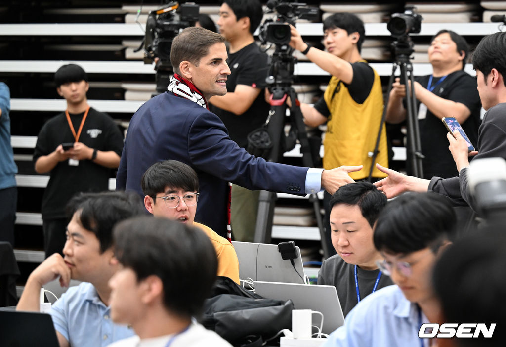 로베르트 모레노 감독 취임 및 하나은행 초청 축구국가대표팀 친선경기 명단발표 기자회견이 14일 오후 천안 코리아풋볼파크 스타디움 대강당에서 열렸다.로베르트 모레노(49) 대한민국 축구대표팀 임시 감독의 계약 기간은 오는 11월 27일까지다. 9월과 10월 4경기, 11월 2경기 등 단 6차례의 A매치에서 자신을 증명해야 한다. 성적과 경기 내용에 따라 내년 1월 열리는 2027 아시아축구연맹(AFC) 아시안컵까지 계약이 연장될 수 있다.기자회견을 마친 모레노 감독이 취재진과 인사를 하고 있다. 2026.09.14 /cej@osen.co.kr