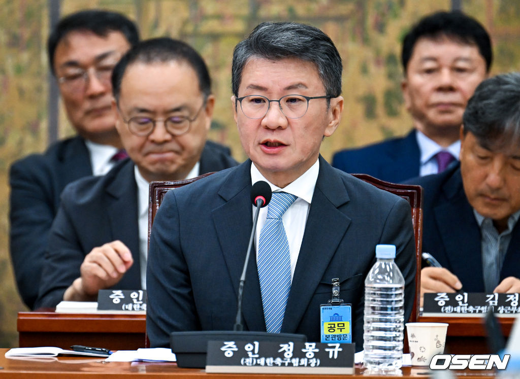 30일 서울 여의도 국회에서 문화체육관광위원회의 대한축구협회 현안 관련 청문회가 진행됐다.이날 청문회에는 홍명보 전 대한민국 축구대표팀 감독과 정몽규 전 대한축구협회장이 참석했다.정몽규 전 대한축구협회장이 질의에 답하고 있다. 2026.07.30 / soul1014@osen.co.kr <사진=국회사진기자단>