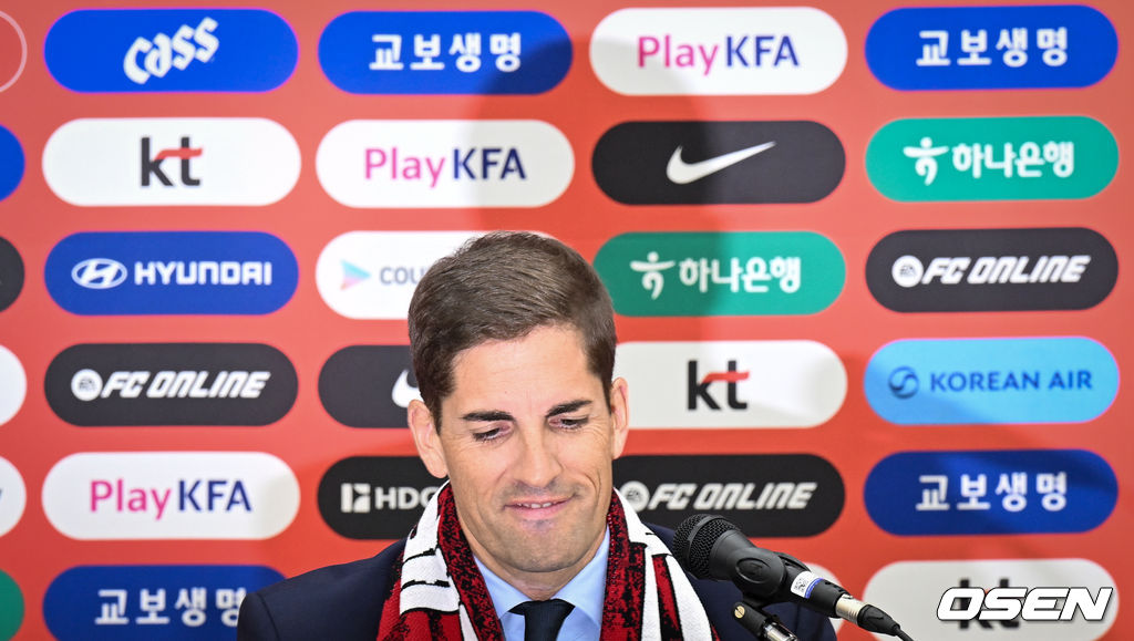 로베르트 모레노 감독 취임 및 하나은행 초청 축구국가대표팀 친선경기 명단발표 기자회견이 14일 오후 천안 코리아풋볼파크 스타디움 대강당에서 열렸다.로베르트 모레노(49) 대한민국 축구대표팀 임시 감독의 계약 기간은 오는 11월 27일까지다. 9월과 10월 4경기, 11월 2경기 등 단 6차례의 A매치에서 자신을 증명해야 한다. 성적과 경기 내용에 따라 내년 1월 열리는 2027 아시아축구연맹(AFC) 아시안컵까지 계약이 연장될 수 있다.모레노 감독이 취재진 질문에 답변을 하고 있다. 2026.09.14 /cej@osen.co.kr