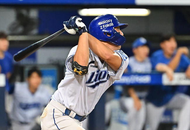 29일 대구삼성라이온즈파크에서 2026 신한 SOL KBO 리그 삼성 라이온즈와 KT 위즈의 경기가 열렸다. 홈팀 삼성은 페덱이, 방문팀 KT는 로건이 선발 출전했다. 삼성 라이온즈 김영웅이 4회말 2사 중견수 왼쪽 앞 2루타를 치고 있다. 2026.08.29 / foto0307@osen.co.kr
