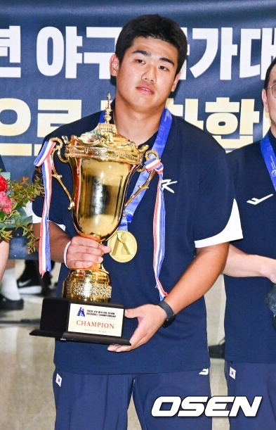 U18 야구대표팀 정윤진 감독과 엄준상, 송병준 단장이 포즈를 취하고 있다 . 2026.09.14 / soul1014@osen.co.kr