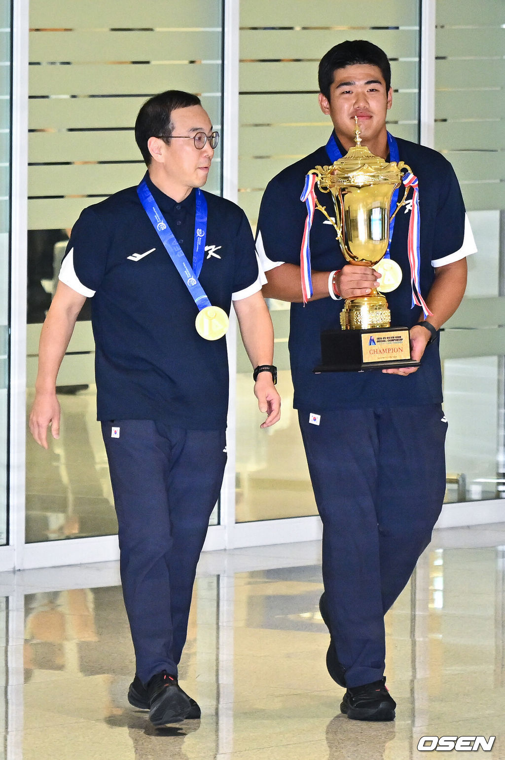 정윤진(덕수고) 감독이 이끄는 한국 18세 이하(U18) 야구대표팀이 14일 오후 인천국제공항을 통해 입국했다.U18 야구대표팀은 지난 13일 대만 타이베이돔에서 열린 제14회 아시아청소년야구선수권대회 결승전에서 일본을 2-0으로 제압, 8년 만이자 통산 6번째 우승을 차지했다.U18 야구대표팀 송병준 단장과 엄준상이 입국하고 있다. 2026.09.14 / soul1014@osen.co.kr