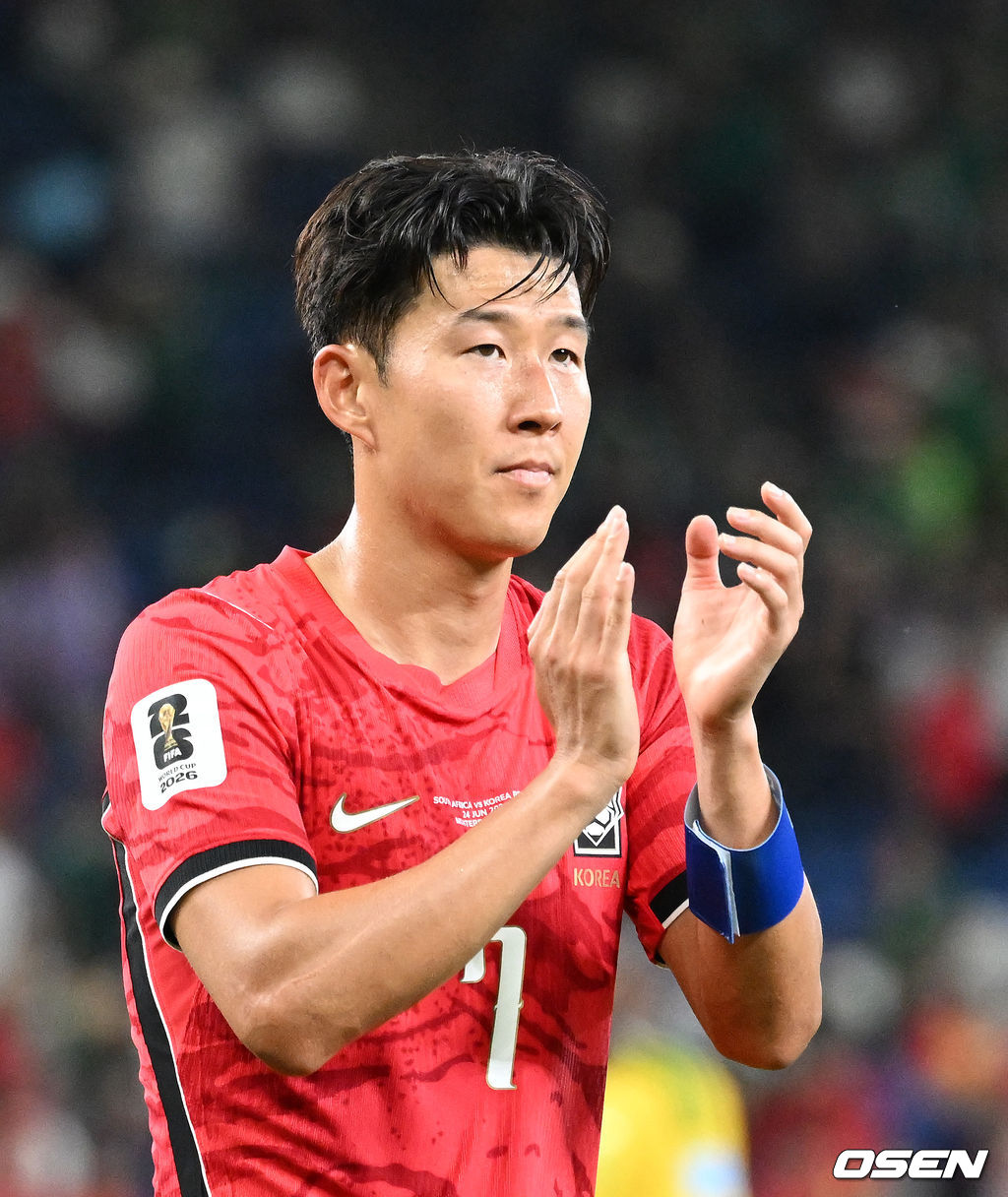 홍명보 감독이 이끄는 대한민국 축구대표팀은 25일(이하 한국시간) 오전 10시 멕시코 몬테레이 스타디움에서 개최된 2026 국제축구연맹(FIFA) 북중미 월드컵 조별리그 A조 최종전에서 남아프리카공화국에게 0-1 충격패를 당했다. 1승2패가 된 한국은 A조 3위로 밀리며 32강 자력진출에 실패했다. 한국은 나머지 조들의 상황을 따져보고 32강에 진출할 가능성은 남아있다. 1승1무1패의 남아공이 2위로 32강 진출을 확정지었다. 경기 종료 후 대한민국 손흥민이 관중석을 향해 인사를 하고 있다. 2026.06.25 /sunday@osen.co.kr