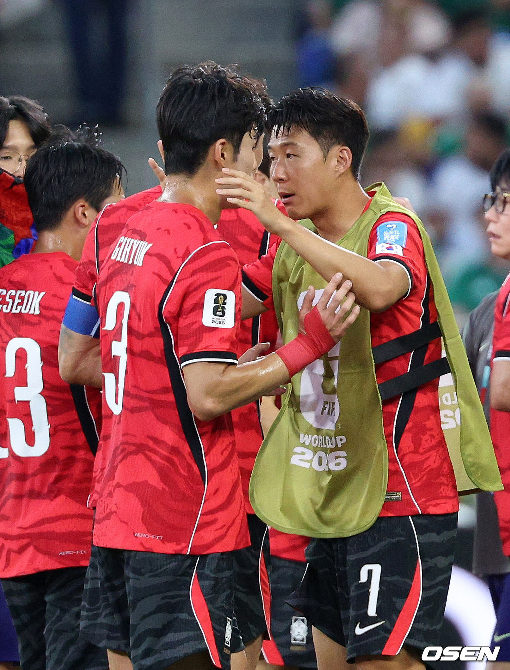홍명보 감독이 이끄는 대한민국 축구대표팀은 25일(이하 한국시간) 오전 10시 멕시코 몬테레이 스타디움에서 개최된 2026 국제축구연맹(FIFA) 북중미 월드컵 조별리그 A조 최종전에서 남아프리카공화국에게 0-1 충격패를 당했다. 1승2패가 된 한국은 A조 3위로 밀리며 32강 자력진출에 실패했다. 한국은 나머지 조들의 상황을 따져보고 32강에 진출할 가능성은 남아있다.전반 하이드레이션 브레이크 타임때 대한민국 손흥민이 이기혁과 이야기를 나누고 있다. 2026.06.25 /sunday@osen.co.kr