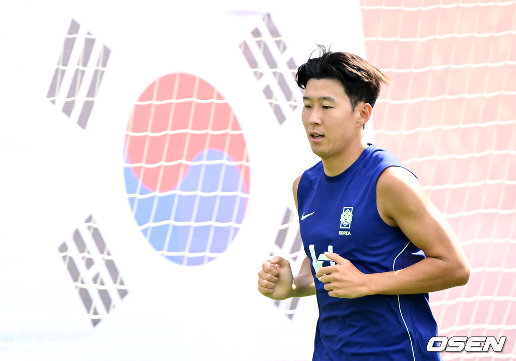 홍명보 감독이 이끄는 대한민국 축구국가대표팀이 26일(한국시각) 멕시코 과달라하라 인근 사포판의 치바스 베르데 바예에서 훈련을 진행했다.대한민국은 1승 2패(승점 3)로 조 3위에 머물렀다. 자력으로 32강에 오를 기회를 놓쳤고, 이제는 다른 조 경기 결과를 기다려야 하는 처지가 됐다.대한민국 손흥민이 훈련을 하고 있다. 2026.06.26 /sunday@osen.co.kr