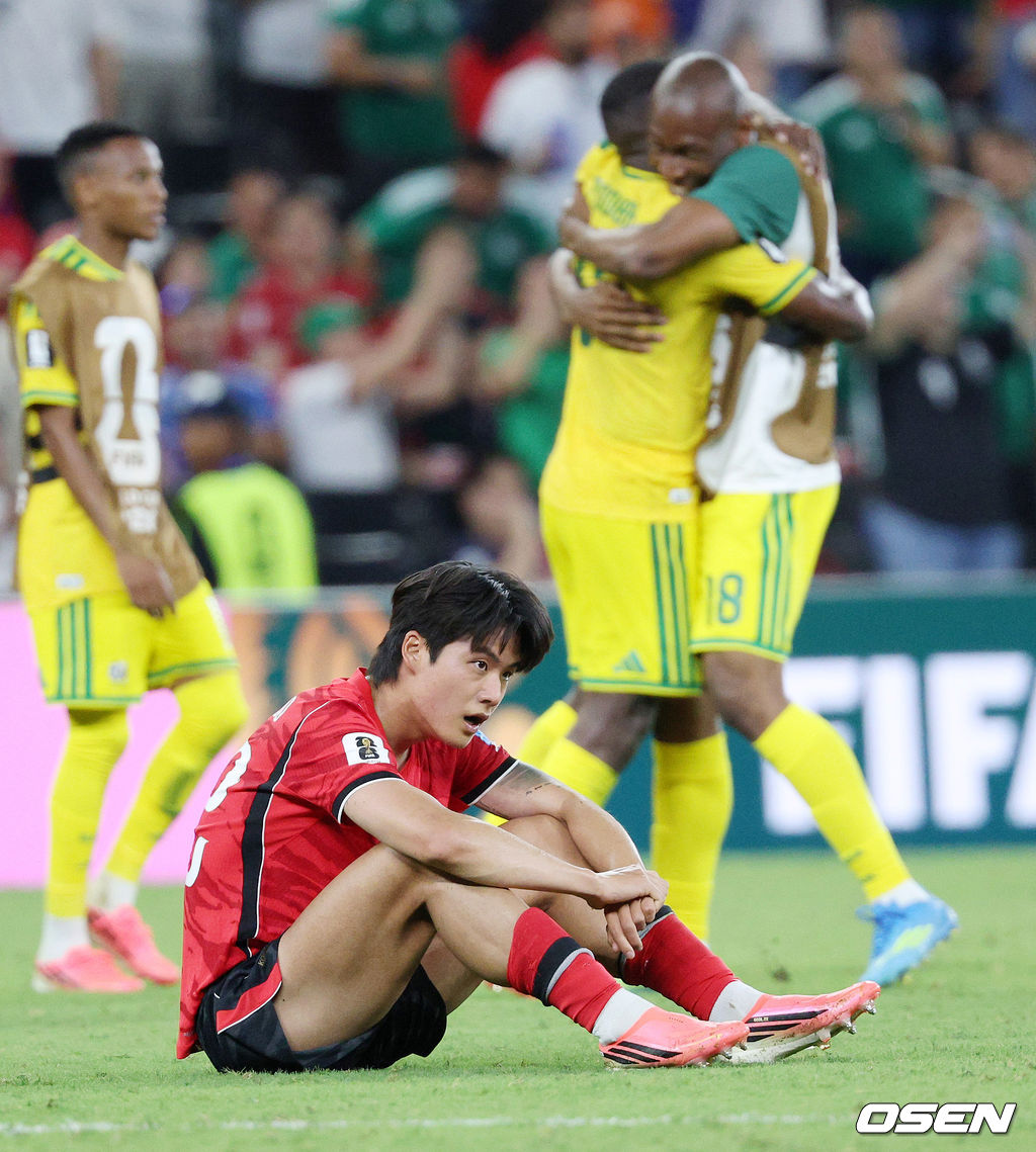 홍명보 감독이 이끄는 대한민국 축구대표팀은 25일(이하 한국시간) 오전 10시 멕시코 몬테레이 스타디움에서 개최된 2026 국제축구연맹(FIFA) 북중미 월드컵 조별리그 A조 최종전에서 남아프리카공화국에게 0-1 충격패를 당했다. 1승2패가 된 한국은 A조 3위로 밀리며 32강 자력진출에 실패했다. 한국은 나머지 조들의 상황을 따져보고 32강에 진출할 가능성은 남아있다.경기 종료 후 대한민국 설영우가 패배에 아쉬워하고 있다. 2026.06.25 /sunday@osen.co.kr