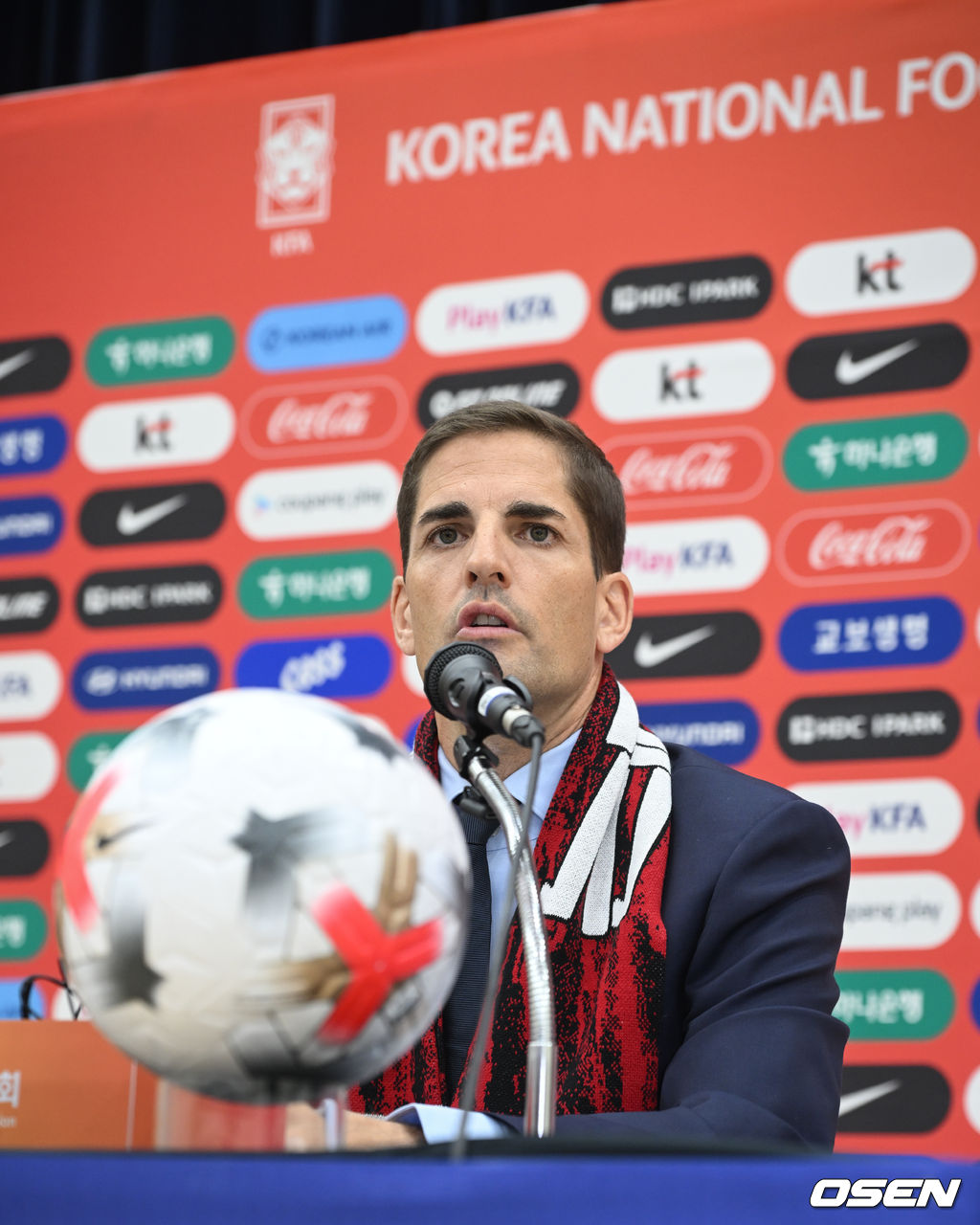 로베르트 모레노 감독 취임 및 하나은행 초청 축구국가대표팀 친선경기 명단발표 기자회견이 14일 오후 천안 코리아풋볼파크 스타디움 대강당에서 열렸다.로베르트 모레노(49) 대한민국 축구대표팀 임시 감독의 계약 기간은 오는 11월 27일까지다. 9월과 10월 4경기, 11월 2경기 등 단 6차례의 A매치에서 자신을 증명해야 한다. 성적과 경기 내용에 따라 내년 1월 열리는 2027 아시아축구연맹(AFC) 아시안컵까지 계약이 연장될 수 있다.모레노 감독이 취재진 질문에 답변을 하고 있다. 2026.09.14 /cej@osen.co.kr