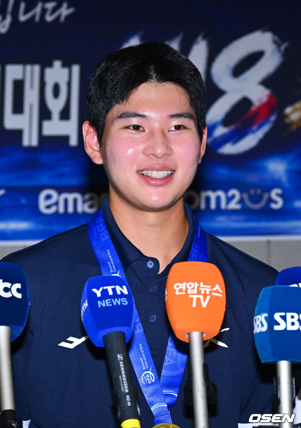  정윤진(덕수고) 감독이 이끄는 한국 18세 이하(U18) 야구대표팀이 14일 오후 인천국제공항을 통해 입국했다.U18 야구대표팀은 지난 13일 대만 타이베이돔에서 열린 제14회 아시아청소년야구선수권대회 결승전에서 일본을 2-0으로 제압, 8년 만이자 통산 6번째 우승을 차지했다.하현승이 인터뷰 중 미소 짓고 있다.   2026.09.14 / soul1014@osen.co.kr