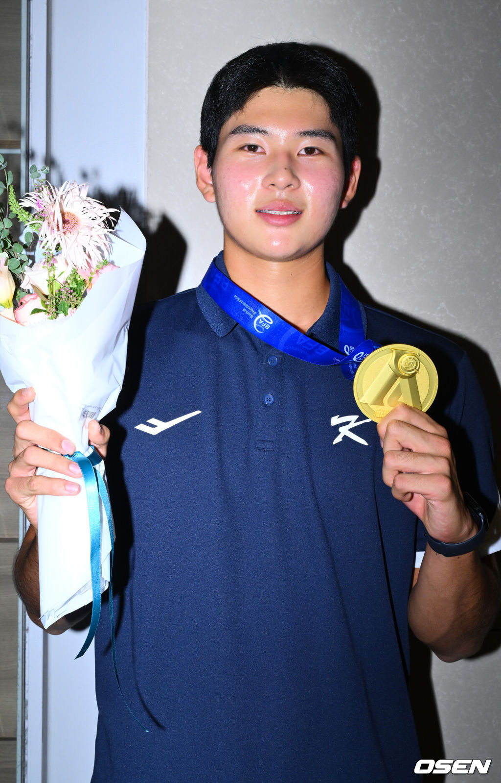  정윤진(덕수고) 감독이 이끄는 한국 18세 이하(U18) 야구대표팀이 14일 오후 인천국제공항을 통해 입국했다.U18 야구대표팀은 지난 13일 대만 타이베이돔에서 열린 제14회 아시아청소년야구선수권대회 결승전에서 일본을 2-0으로 제압, 8년 만이자 통산 6번째 우승을 차지했다.U18 야구대표팀 하현승이 포즈를 취하고 있다.  2026.09.14 / soul1014@osen.co.kr