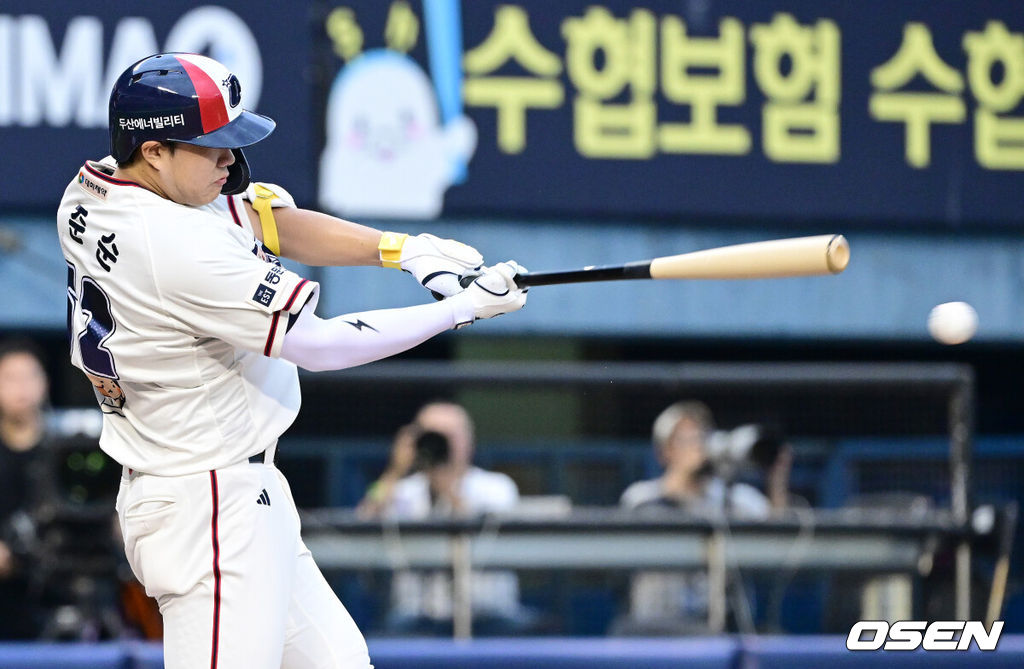 30일 서울 잠실야구장에서 ‘2026 신한 SOL Bank KBO리그’ 두산 베어스와 키움 히어로즈의 경기가 열렸다.홈팀 두산은 최민석, 방문팀 키움은 전준표를 선발로 내세웠다.1회말 무사 1, 2루 상황 두산 박준순이 선제 1타점 2루타를 날리고 있다. 2026.08.30 / dreamer@osen.co.kr