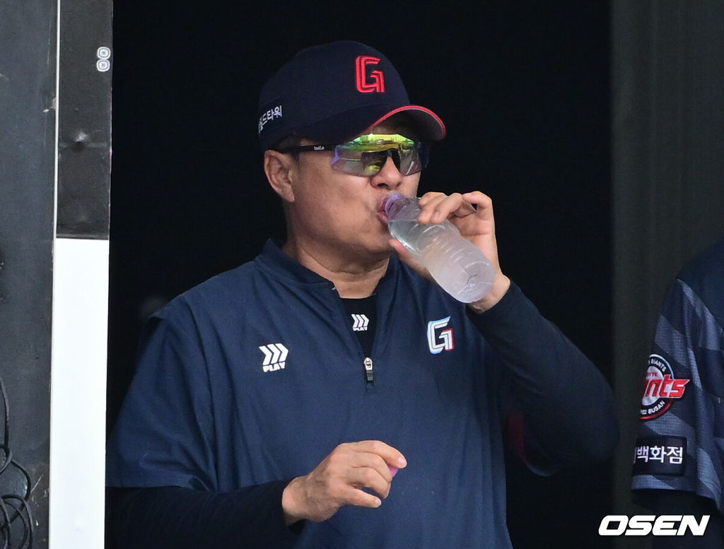 13일 수원 KT위즈파크에서 2026 신한 SOL KBO리그 KT 위즈와 롯데 자이언츠의 경기가 열렸다.이날 KT는 소형준, 롯데는 나균안을 선발로 내세웠다.롯데 김태형 감독이 경기를 지켜보며 물을 마시고 있다. 2026.09.13 /cej@osen.co.kr