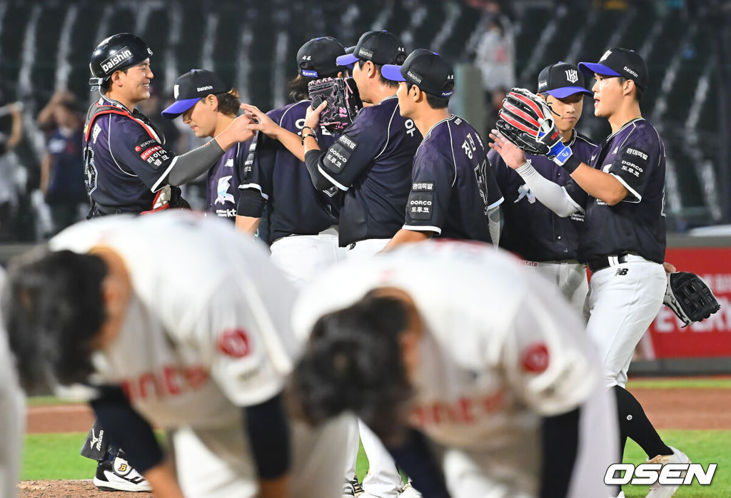 11일 부산 사직야구장에서 2026 신한 SOL KBO 리그 롯데 자이언츠와 KT 위즈의 경기가 열렸다. 홈팀 롯데는 김진욱이, 방문팀 KT는 로건이 선발 출전했다.KT 위즈 선수들이 롯데 자이언츠에 7-1로 승리한 후 기쁨을 나누고 있다. 2026.09.11 / foto0307@osen.co.kr