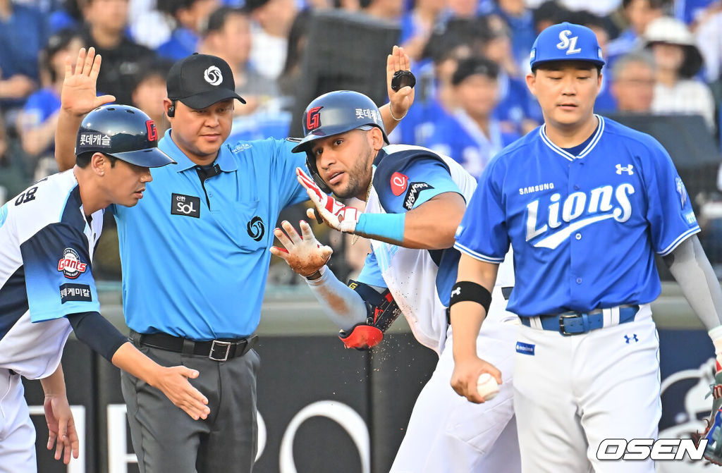 2일 부산 사직야구장에서 2026 신한 SOL KBO 리그 롯데 자이언츠와 삼성 라이온즈의 경기가 열렸다. 홈팀 롯데는 비슬리가, 방문팀 삼성은 보스가 선발 출전했다.롯데 자이언츠 레이예스가 1회말 1사 1루 우중간 1타점 3루타를 치고 세리머니를 하고 있다. 2026.08.02 / foto0307@osen.co.kr