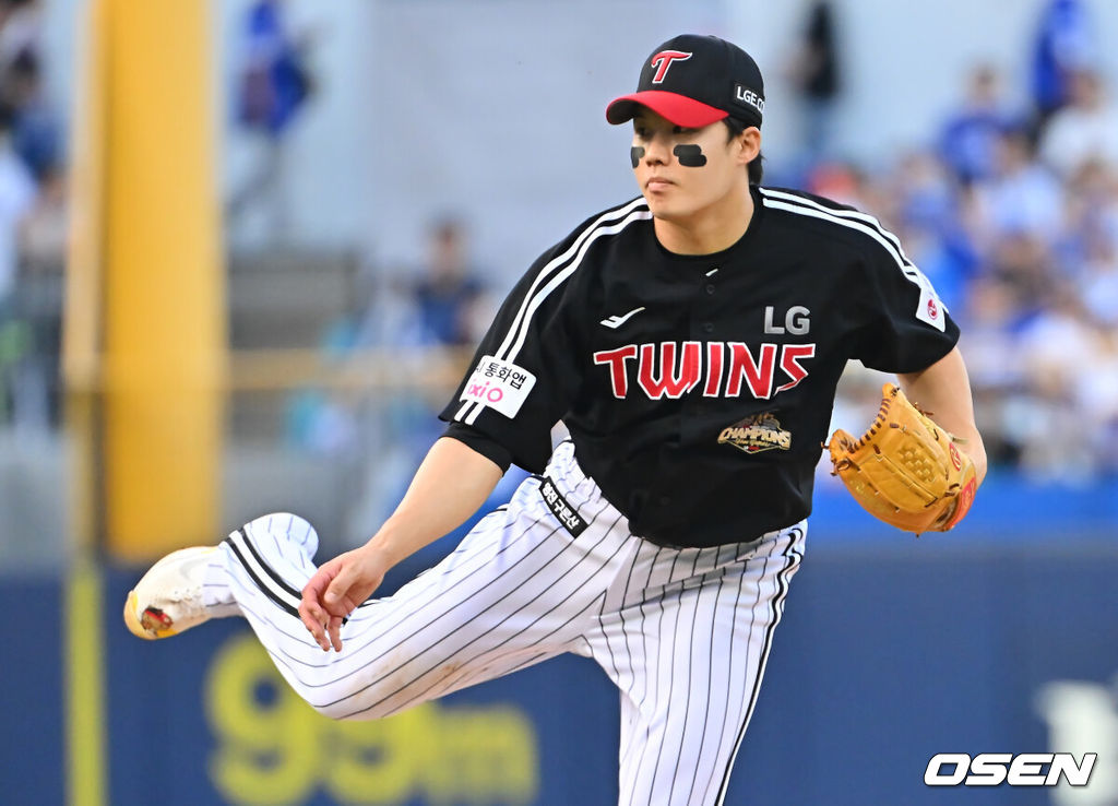 13일 대구삼성라이온즈파크에서 2026 신한 SOL KBO 리그 삼성 라이온즈와 LG 트윈스의 경기가 열렸다. 홈팀 삼성은 최원태가, 방문팀 LG는 임찬규가 선발 출전했다. LG 트윈스 선발 투수 임찬규가 역투하고 있다. 2026.09.13 / foto0307@osen.co.kr