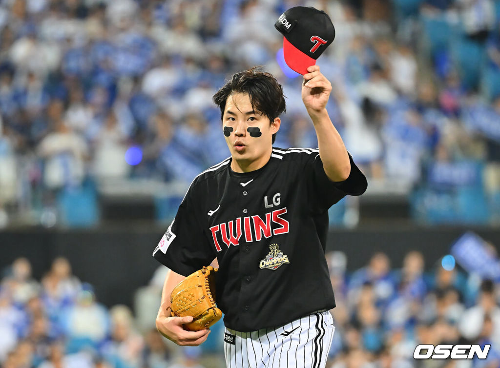 13일 대구삼성라이온즈파크에서 2026 신한 SOL KBO 리그 삼성 라이온즈와 LG 트윈스의 경기가 열렸다. 홈팀 삼성은 최원태가, 방문팀 LG는 임찬규가 선발 출전했다. LG 트윈스 임찬규가 7회말 2사 삼성 라이온즈 김지찬을 유격수 땅볼로 잡고 환호하는 팬들에게 감사 인사를 하고 있다. 2026.09.13 / foto0307@osen.co.kr